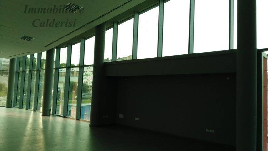 Locale commerciale in affitto a Grottammare, Ischia