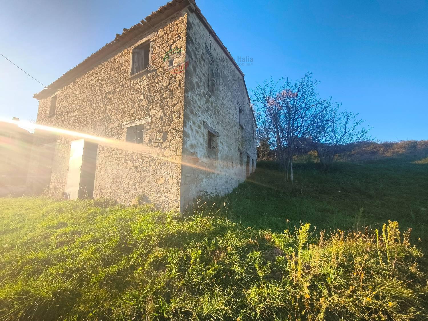 Rustico con giardino a Mercatino Conca