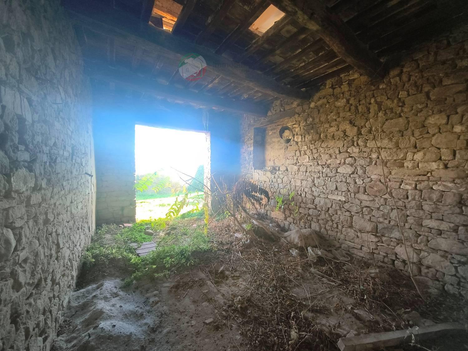 Rustico con giardino a Mercatino Conca