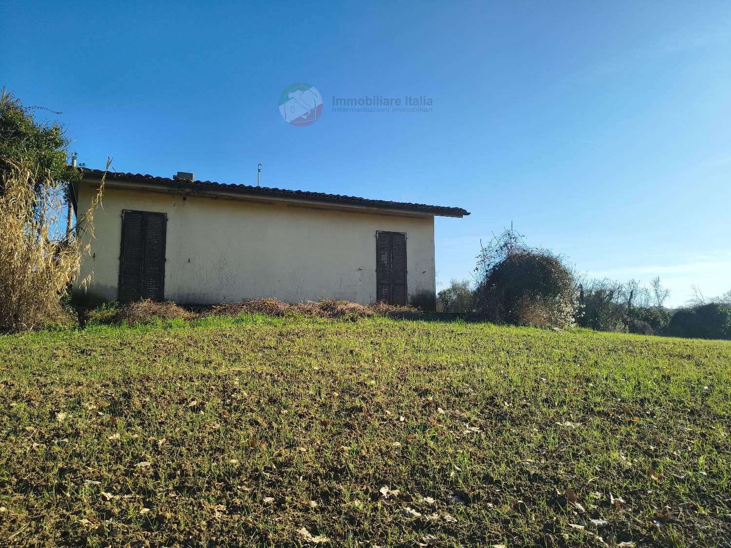 Magazzino con giardino a Misano Adriatico