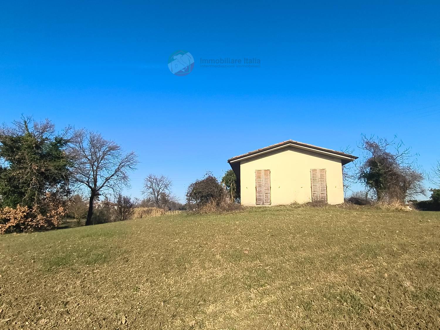 Magazzino con giardino a Misano Adriatico