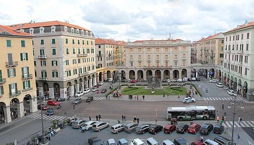 Locale commerciale in vendita a Savona, Centro