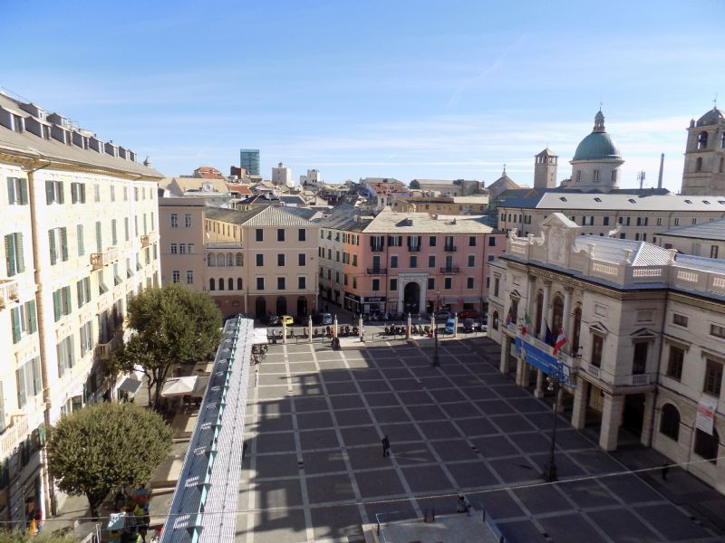 Locale commerciale in vendita a Savona, Centro