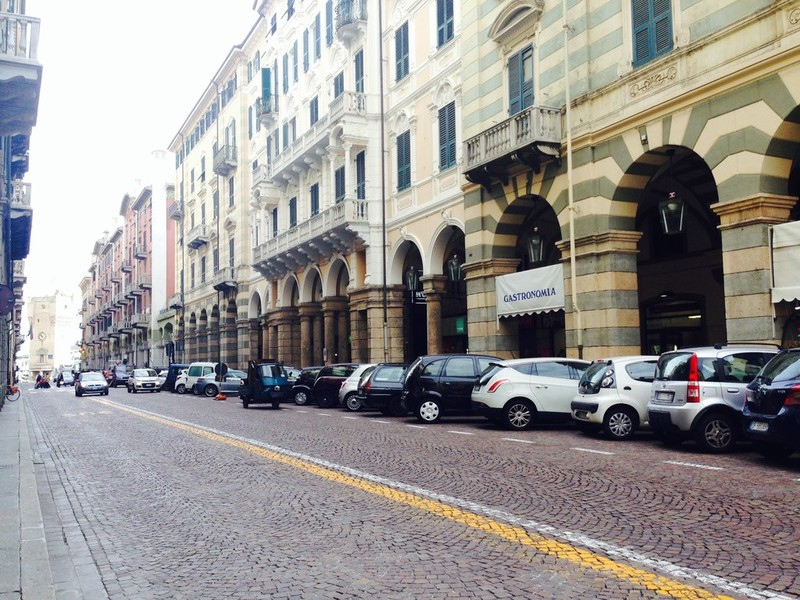 Locale commerciale in vendita a Savona, Centro