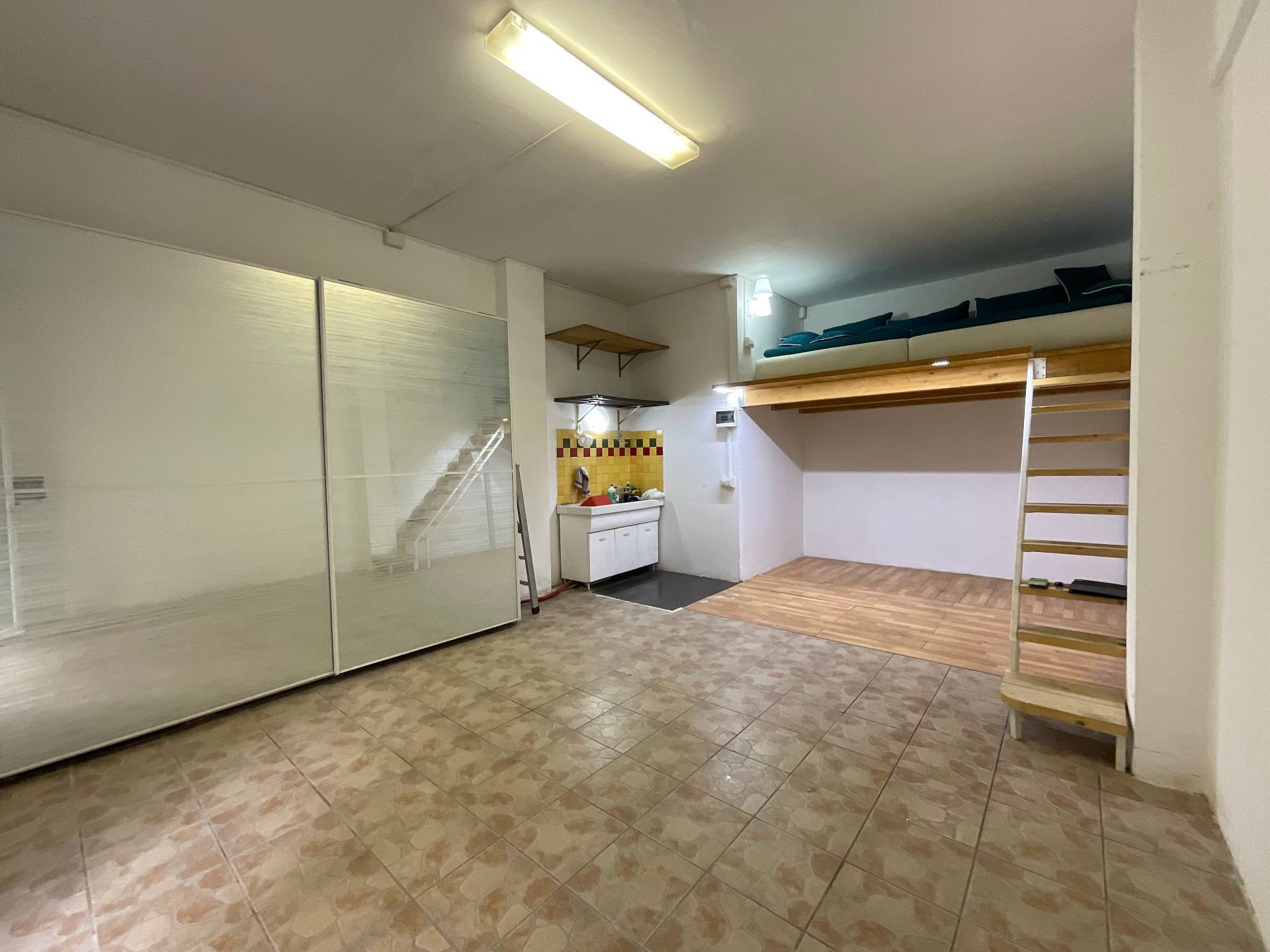 Magazzino in vendita a Savona, Valloria