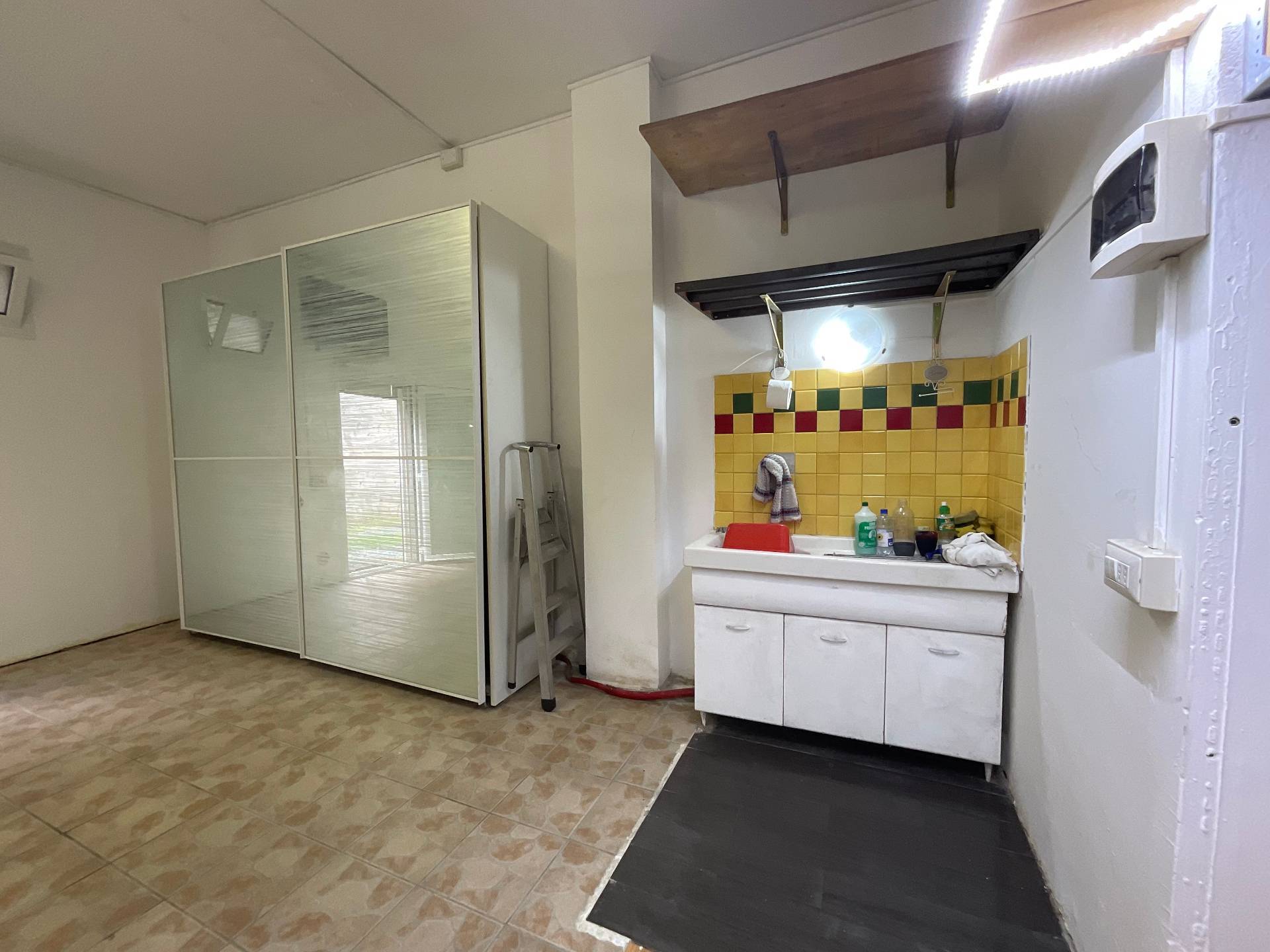 Magazzino in vendita a Savona, Valloria