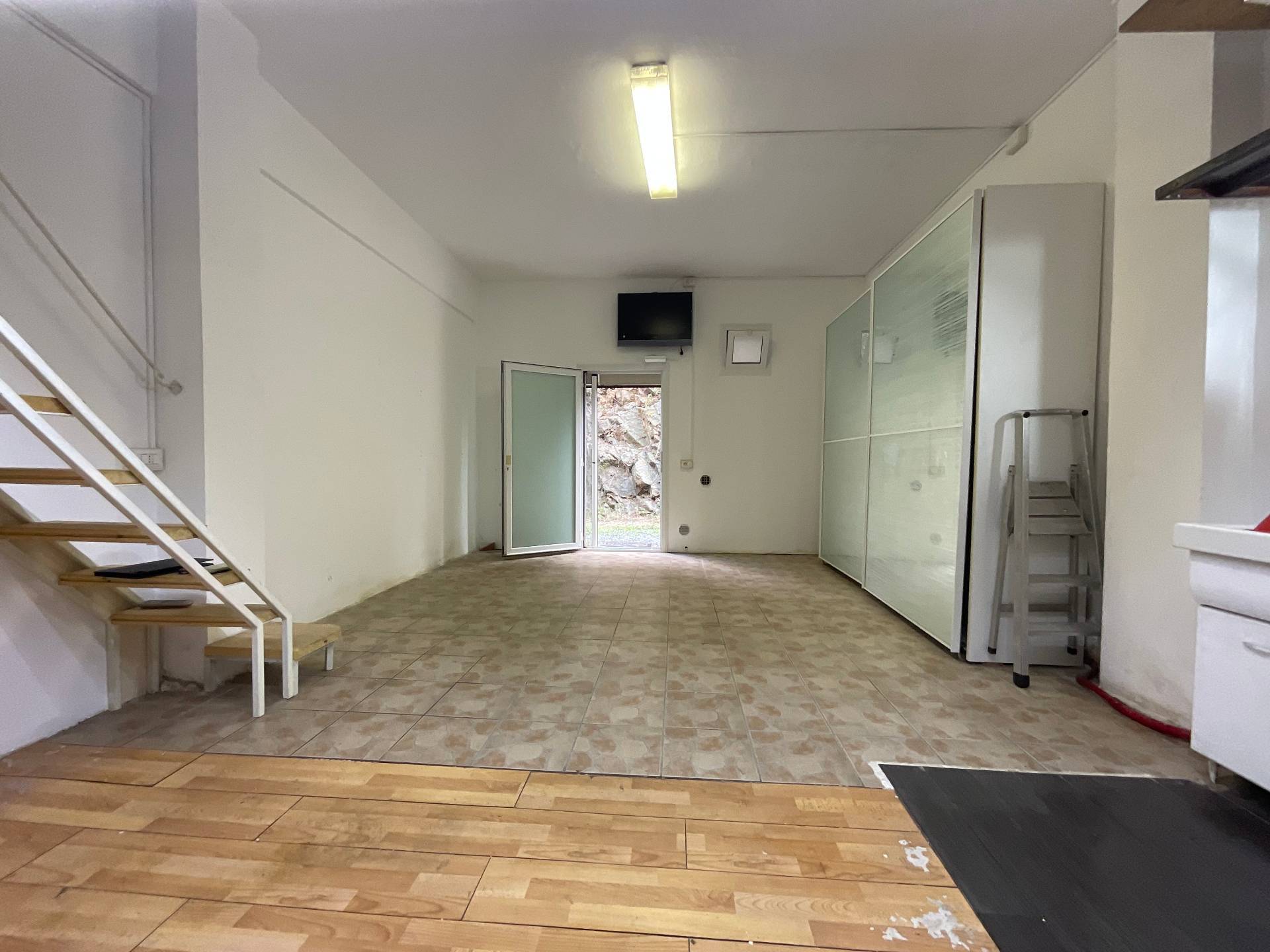 Magazzino in vendita a Savona, Valloria