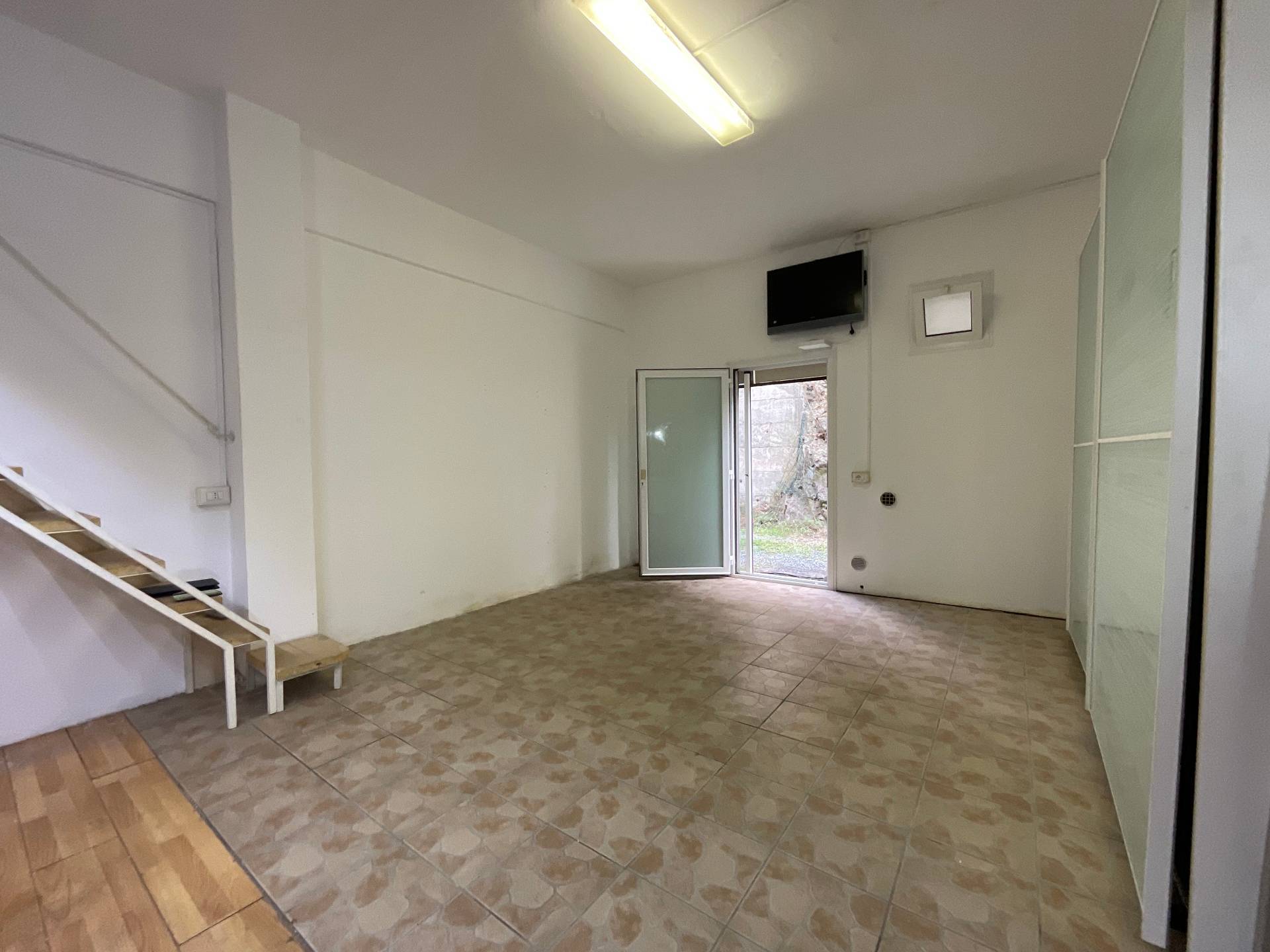 Magazzino in vendita a Savona, Valloria