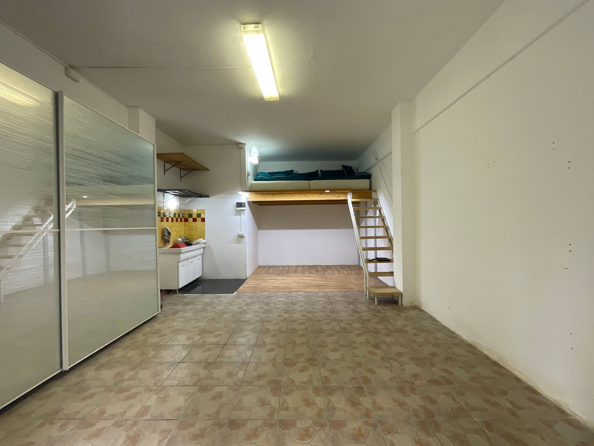 Magazzino in vendita a Savona, Valloria