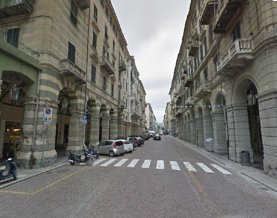 Locale commerciale in vendita a Savona, Centro