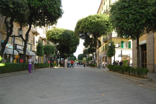 Locale commerciale in vendita a Savona, Centro