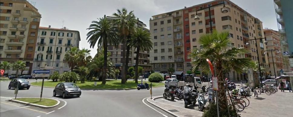 Locale commerciale in vendita a Savona, Centro