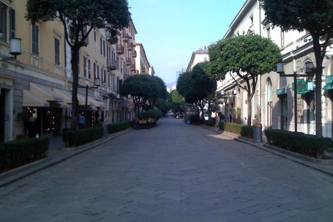 Locale commerciale in vendita a Savona, Centro