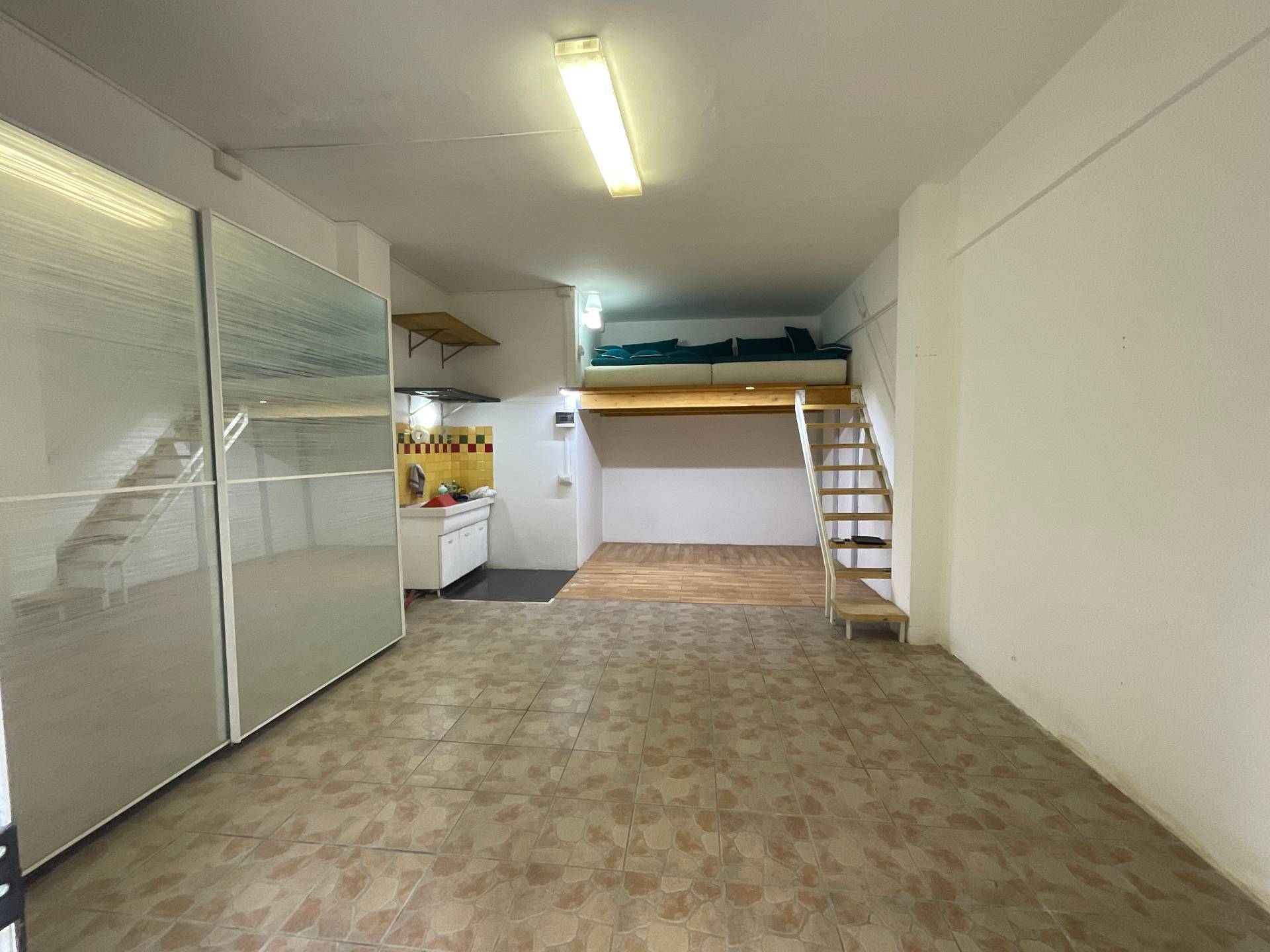 Magazzino in vendita a Savona, Valloria