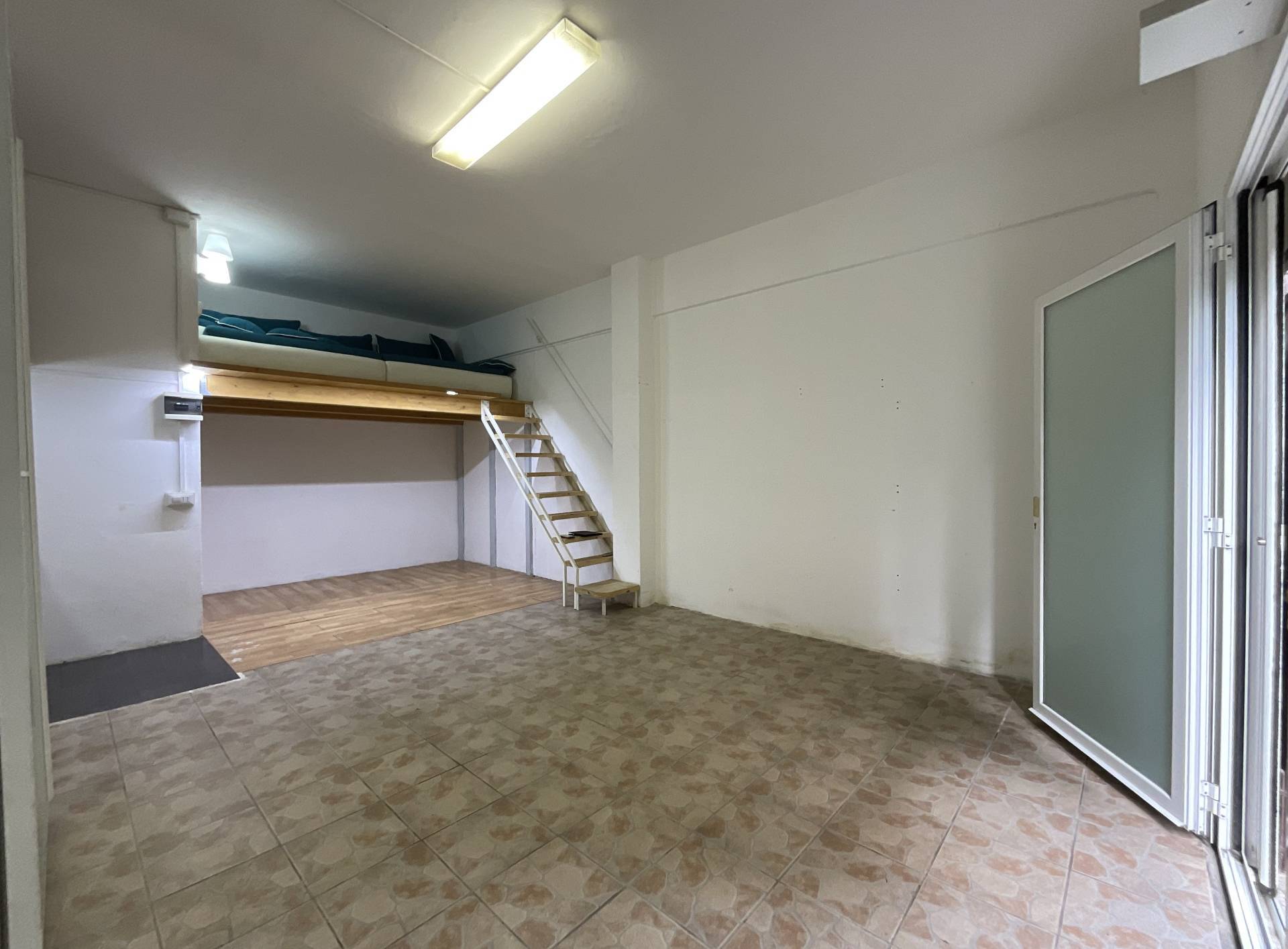 Magazzino in vendita a Savona, Valloria