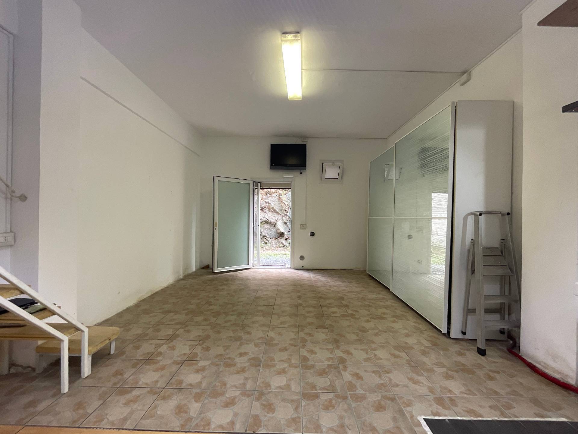 Magazzino in vendita a Savona, Valloria