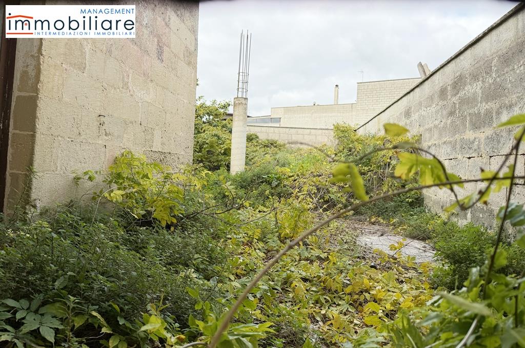 Stabile/Palazzo da ristrutturare in via iv novembre, Castrignano de' Greci