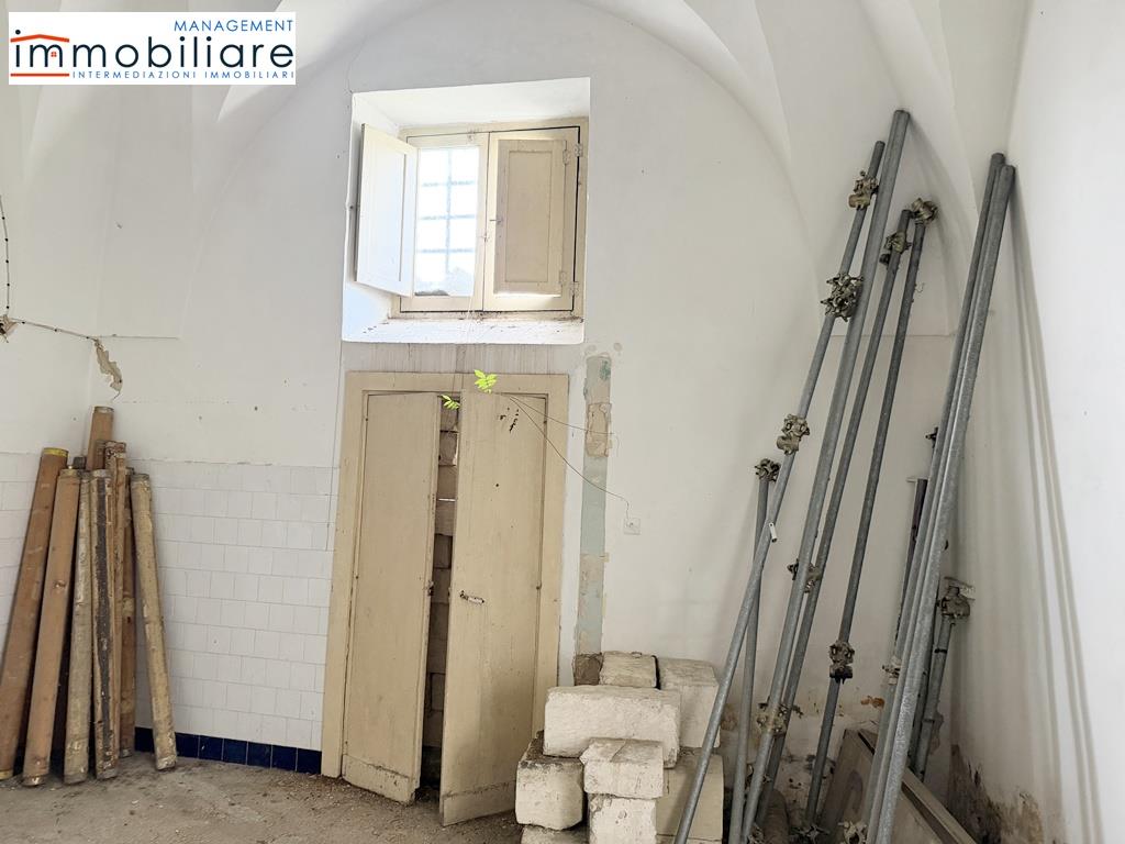 Stabile/Palazzo da ristrutturare in via iv novembre, Castrignano de' Greci