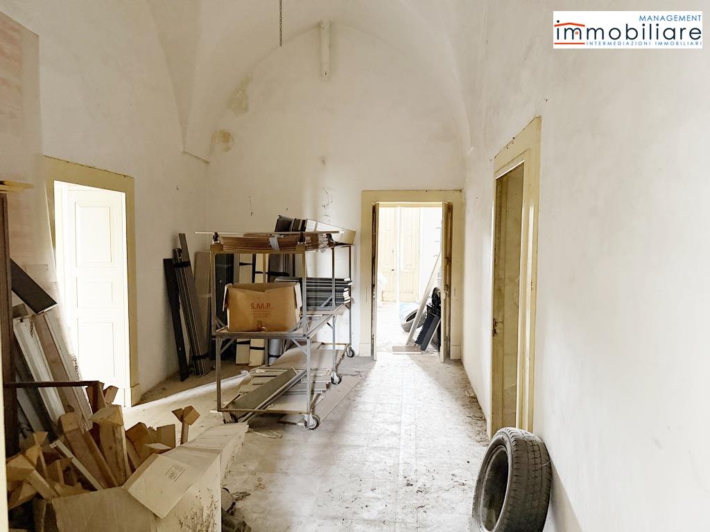 Stabile/Palazzo da ristrutturare in via iv novembre, Castrignano de' Greci