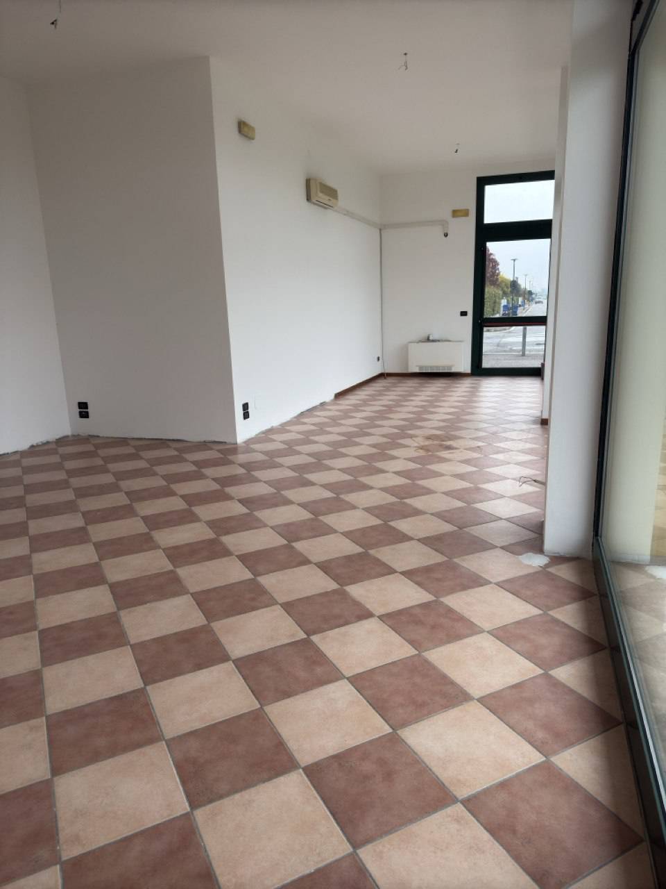 Locale commerciale in affitto a Silea, Sant' Elena