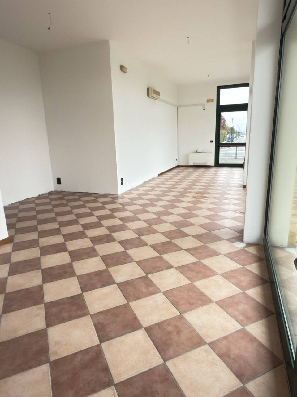 Locale commerciale in vendita a Silea, Sant' Elena