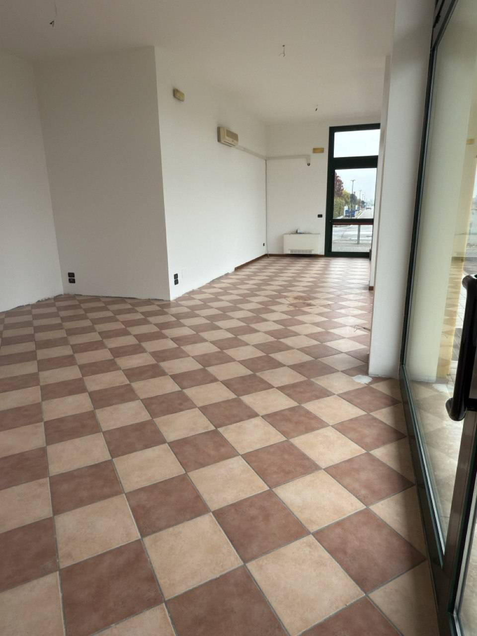 Locale commerciale in vendita a Silea, Sant' Elena