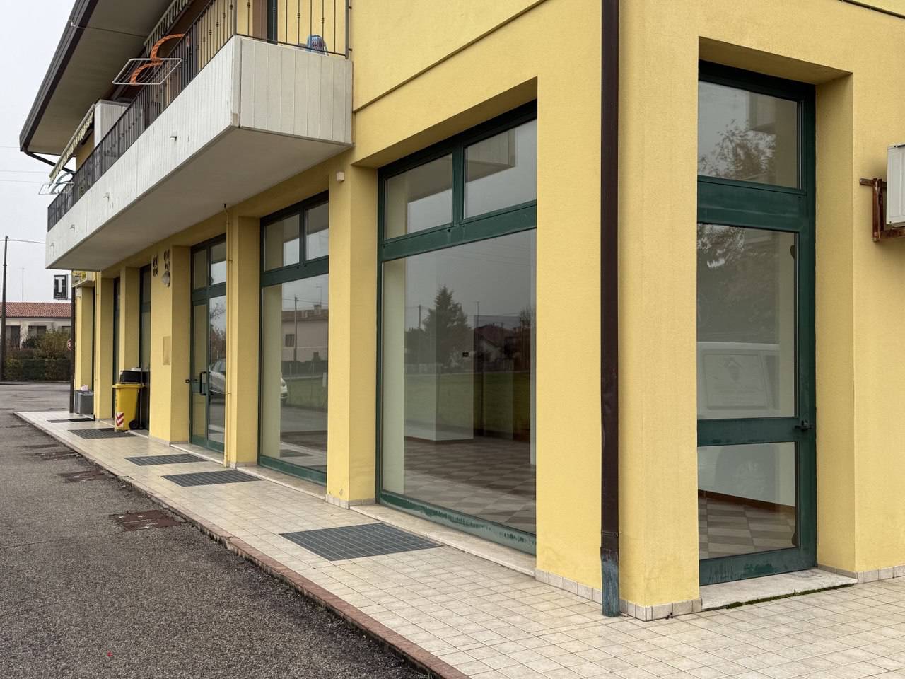 Locale commerciale in vendita a Silea, Sant' Elena