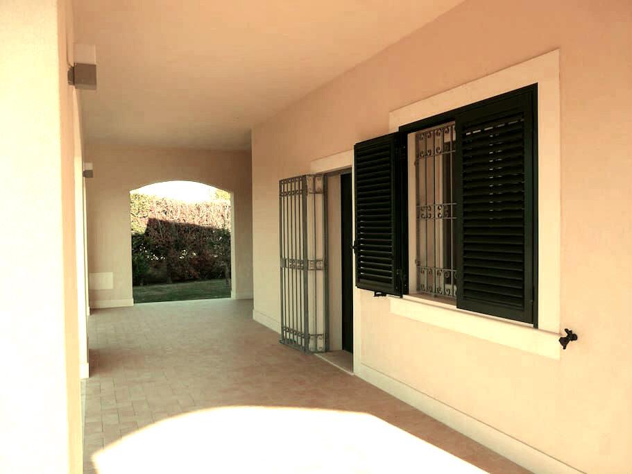 Villa con giardino traversa capo ognina Siracusa