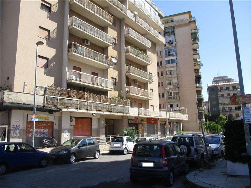 Appartamento con terrazzo in via mongerbino, Palermo