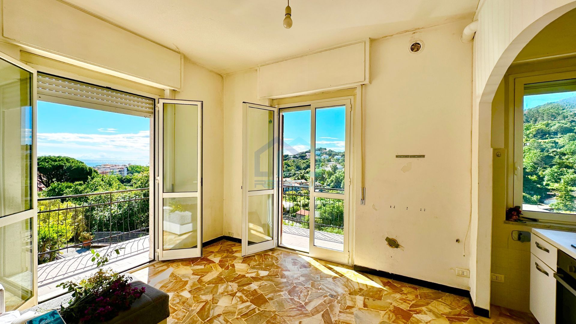 Trilocale da ristrutturare in via alla torre 36, Spotorno