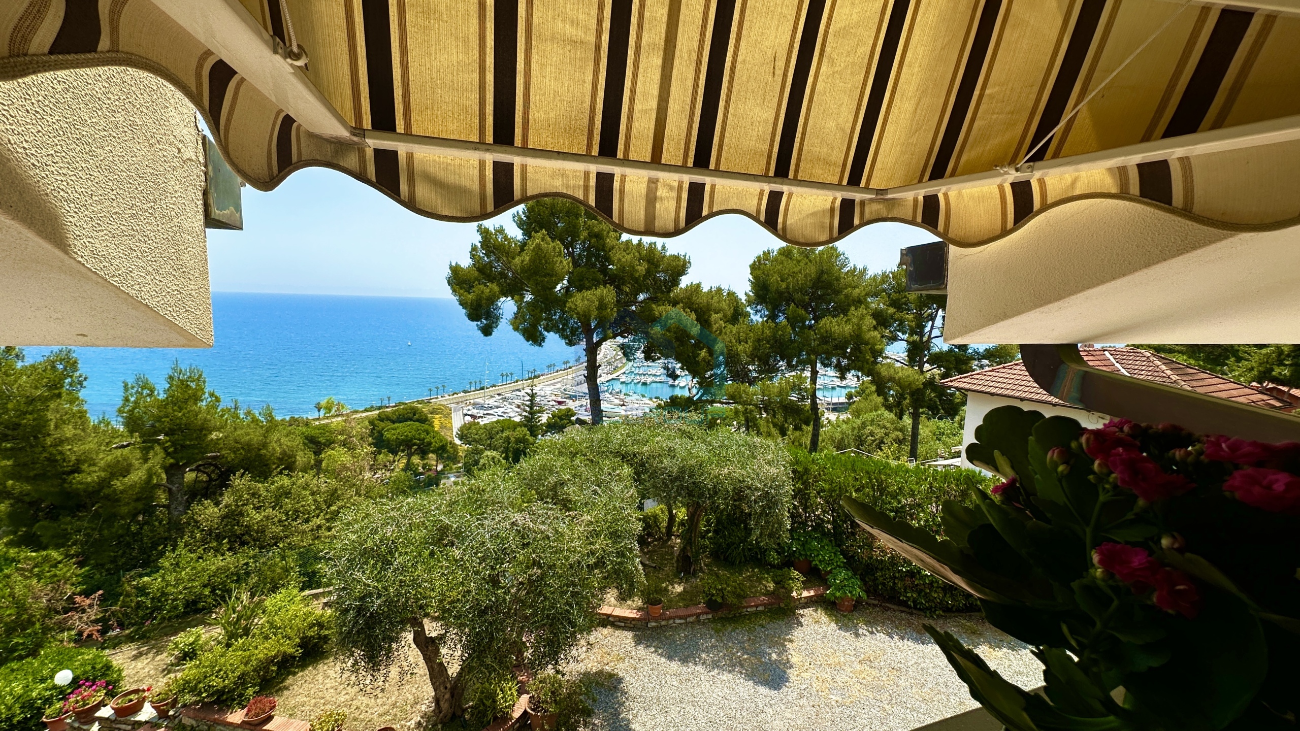 Villa con giardino in viale vittorio veneto 35, Imperia