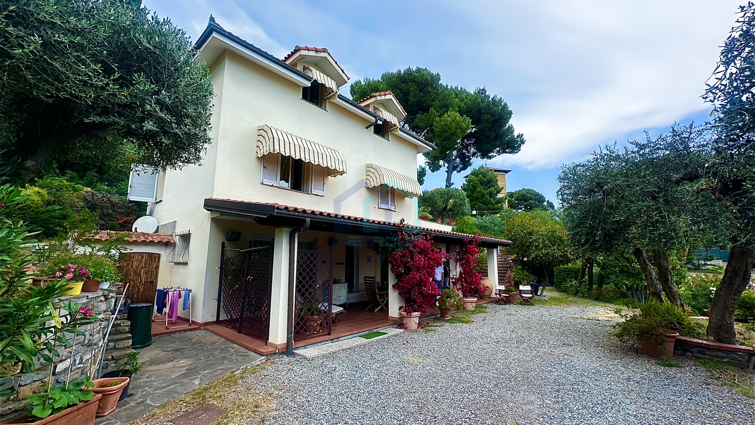 Villa con giardino in viale vittorio veneto 35, Imperia