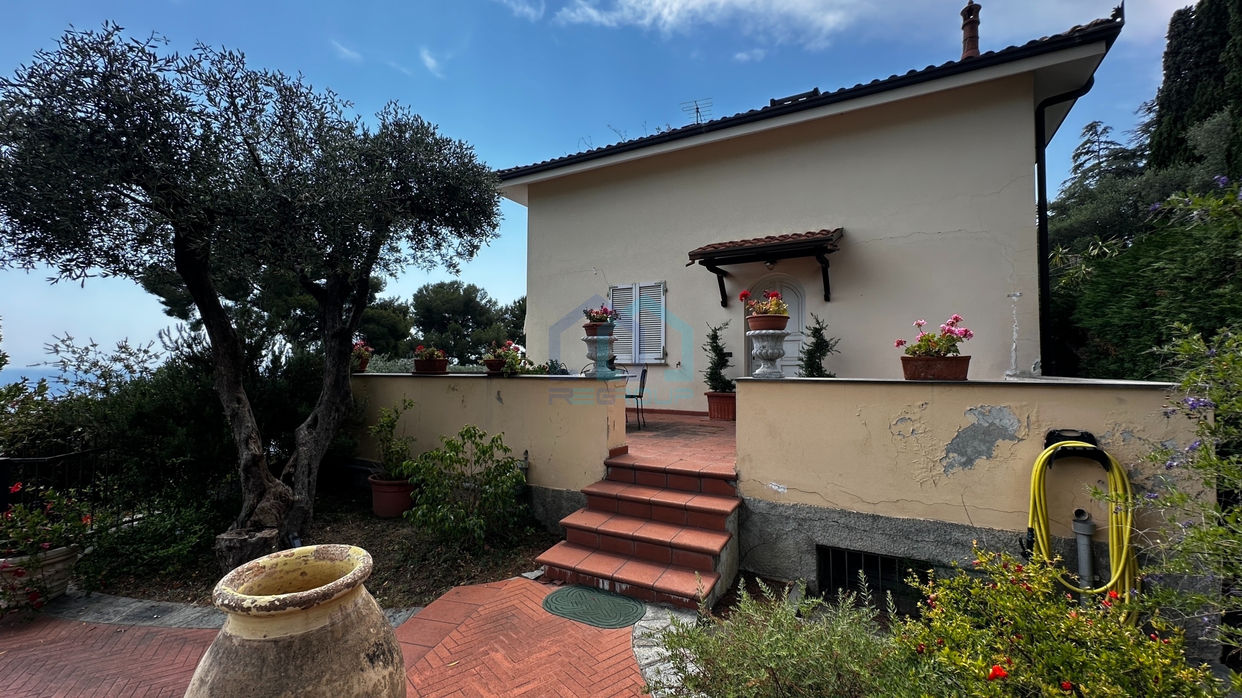 Villa con giardino in viale vittorio veneto 35, Imperia
