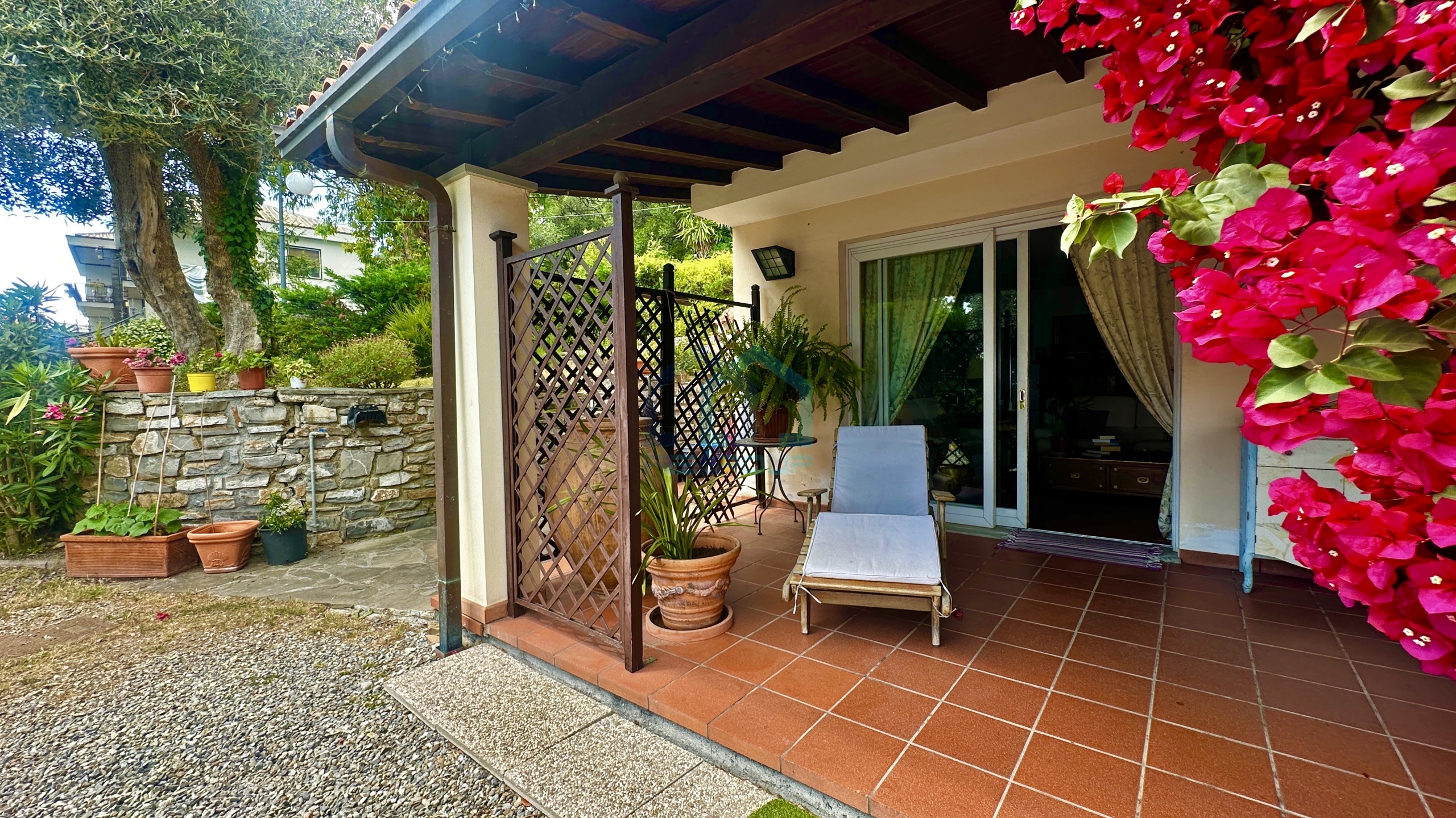 Villa con giardino in viale vittorio veneto 35, Imperia