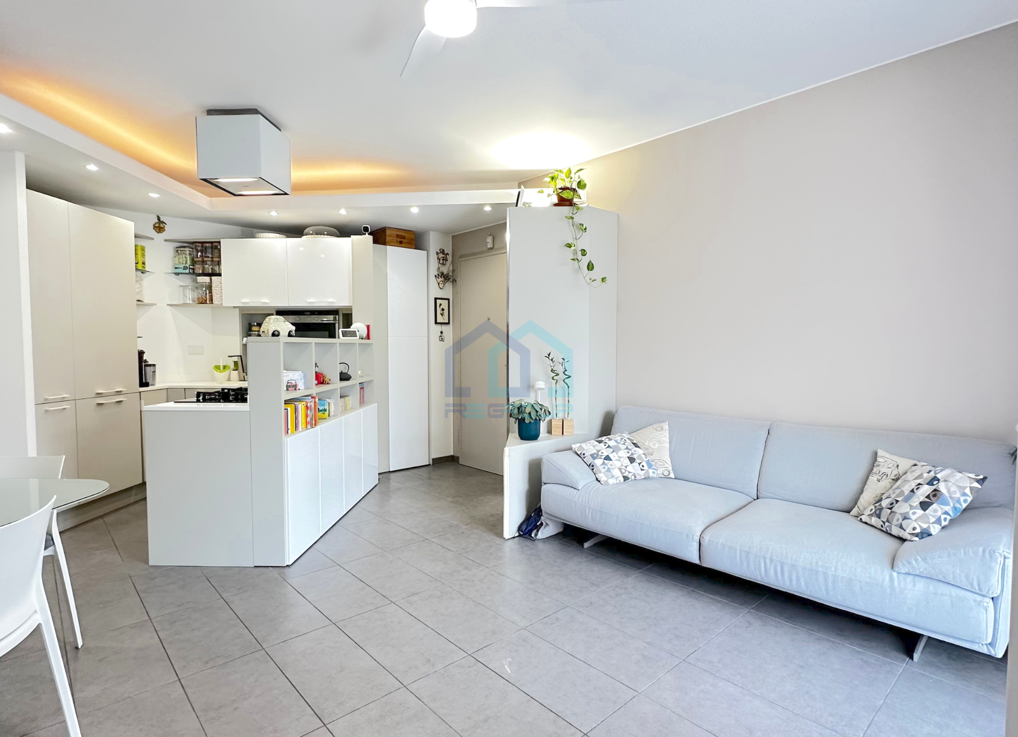 Quadrilocale con terrazzo in via privata vistamare 6, Savona