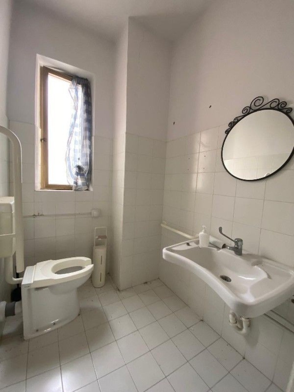 Locale commerciale con giardino a Empoli