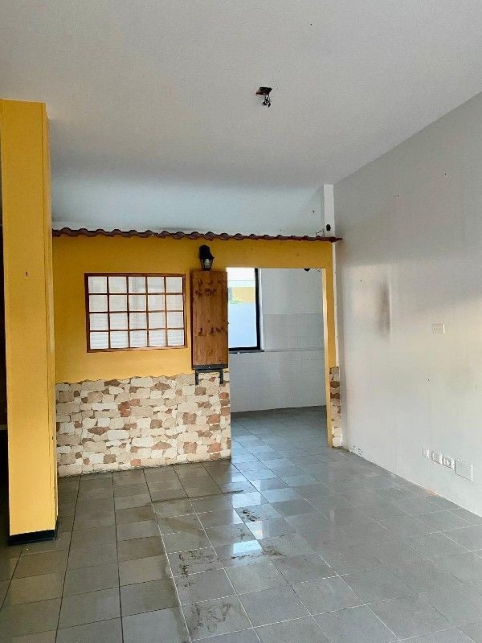 Locale commerciale con giardino a Capraia e Limite