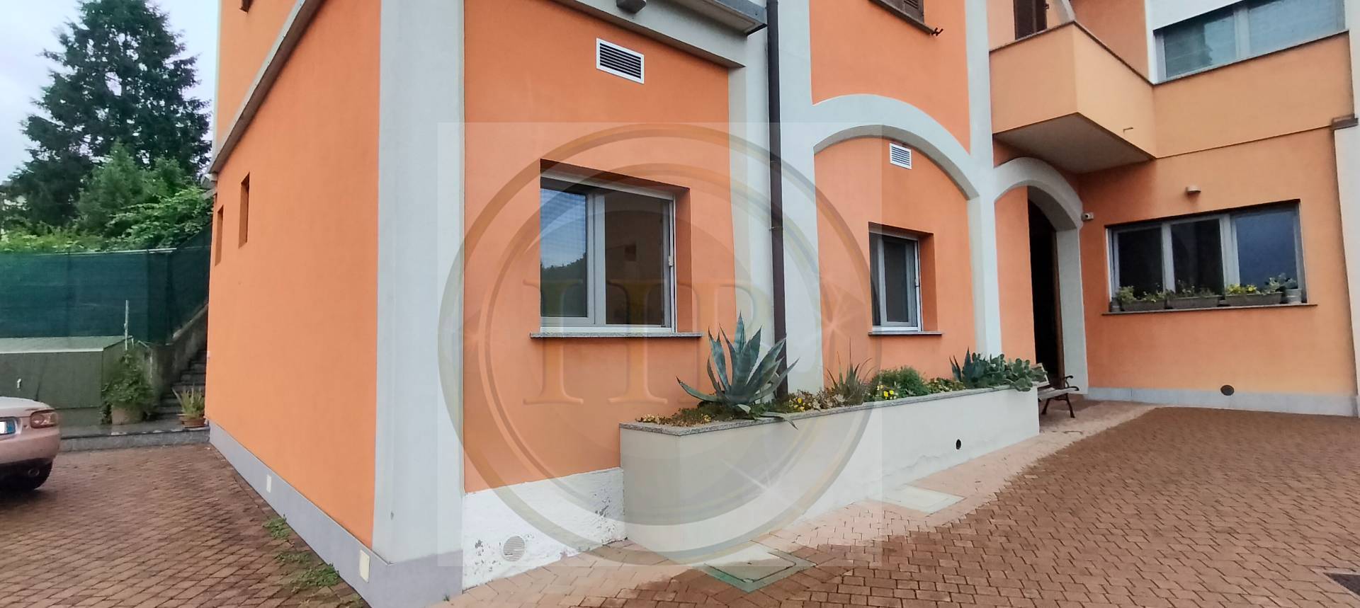 Locale commerciale in affitto a Oggiona con Santo Stefano, Oggiona