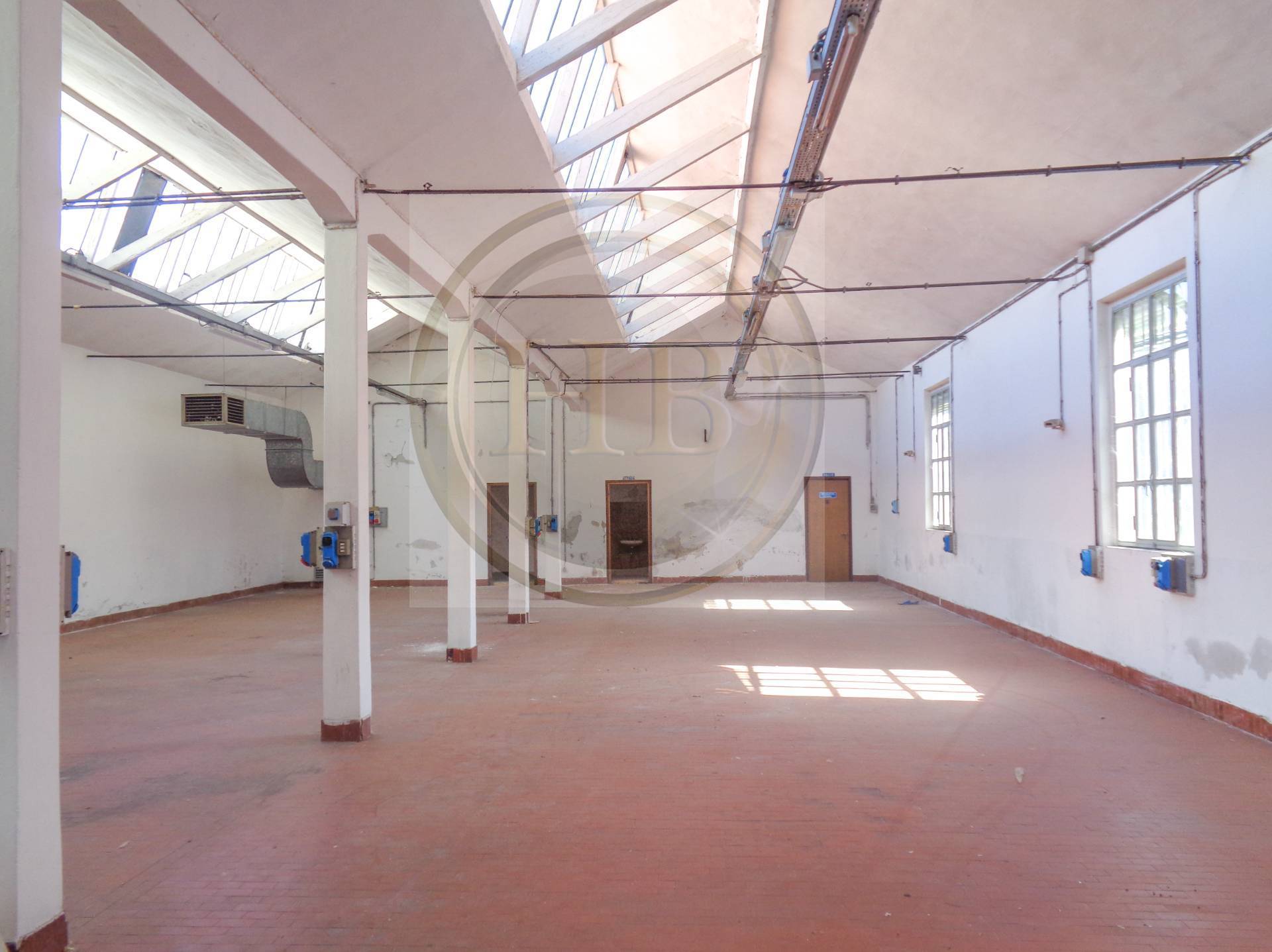 Capannone in vendita a Gazzada Schianno