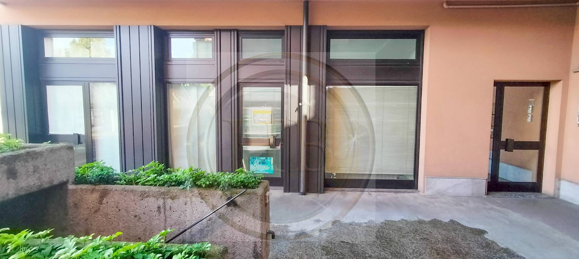 Locale commerciale in vendita a Albizzate