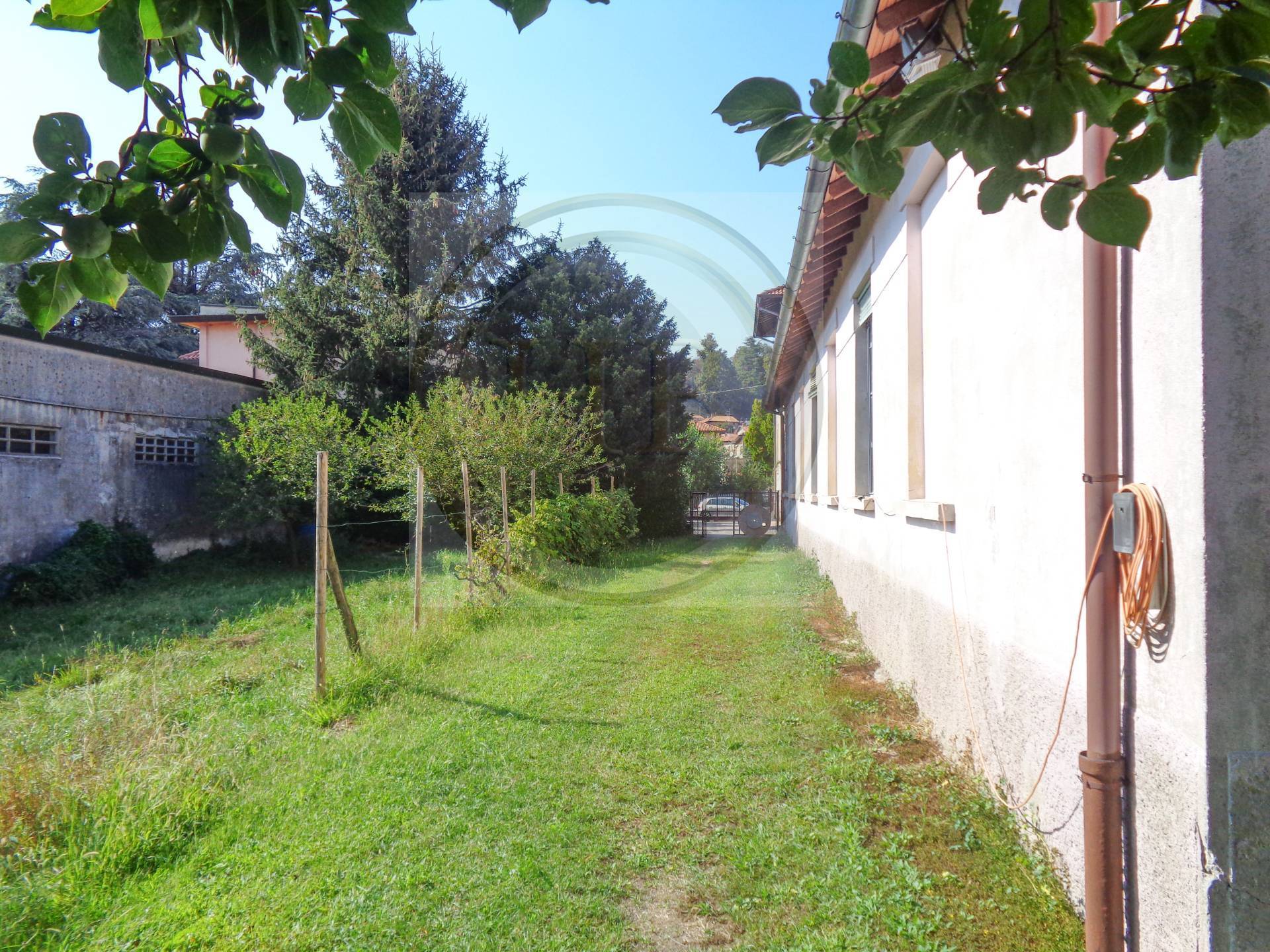 Capannone in vendita a Gazzada Schianno