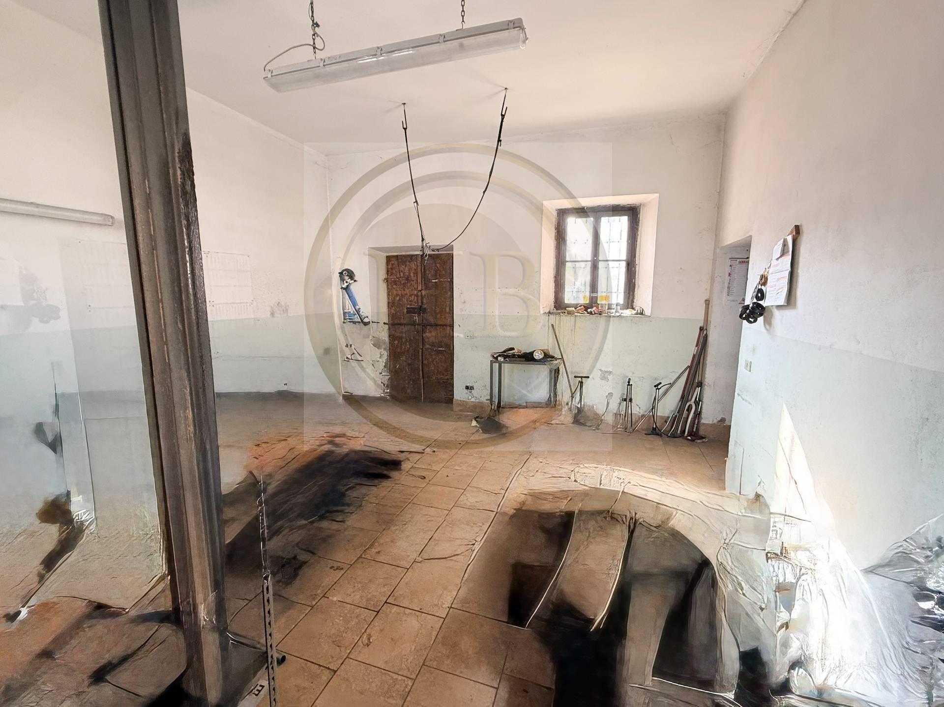 Locale commerciale in vendita a Gallarate, Cedrate