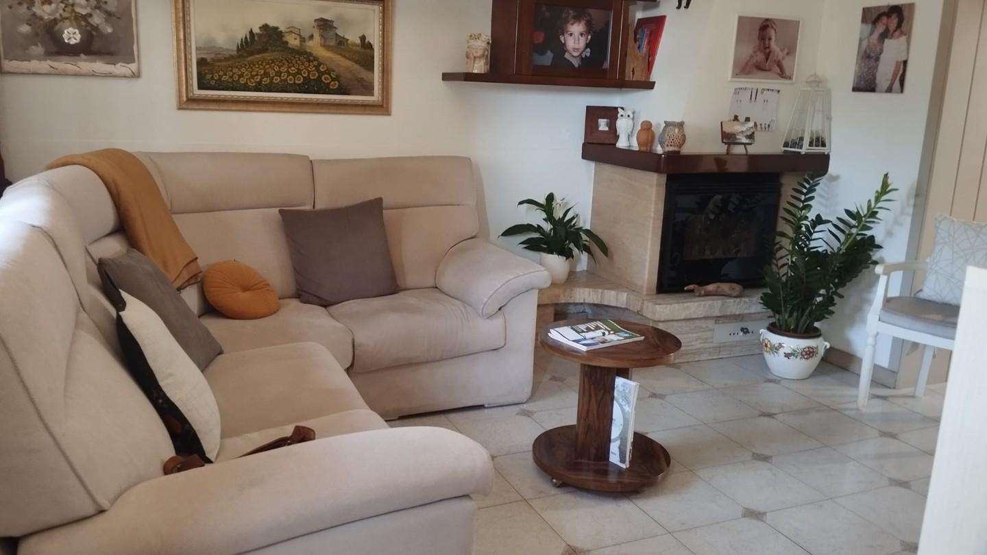 Rustico con giardino a Cascina