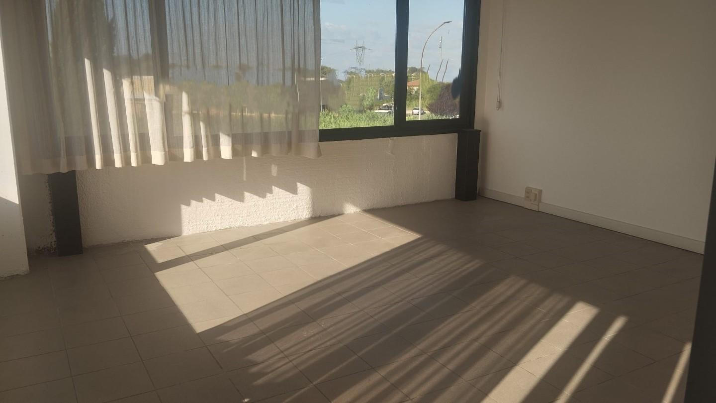 Locale commerciale in affitto a Cascina