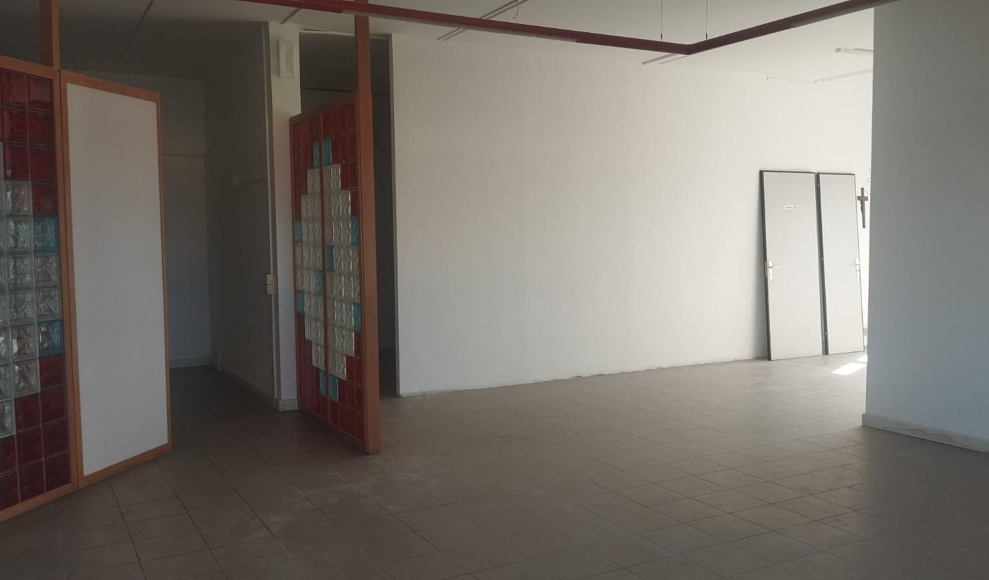 Locale commerciale in affitto a Cascina