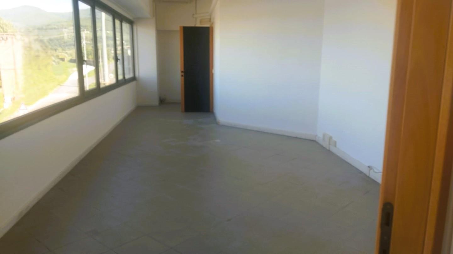 Locale commerciale in affitto a Cascina