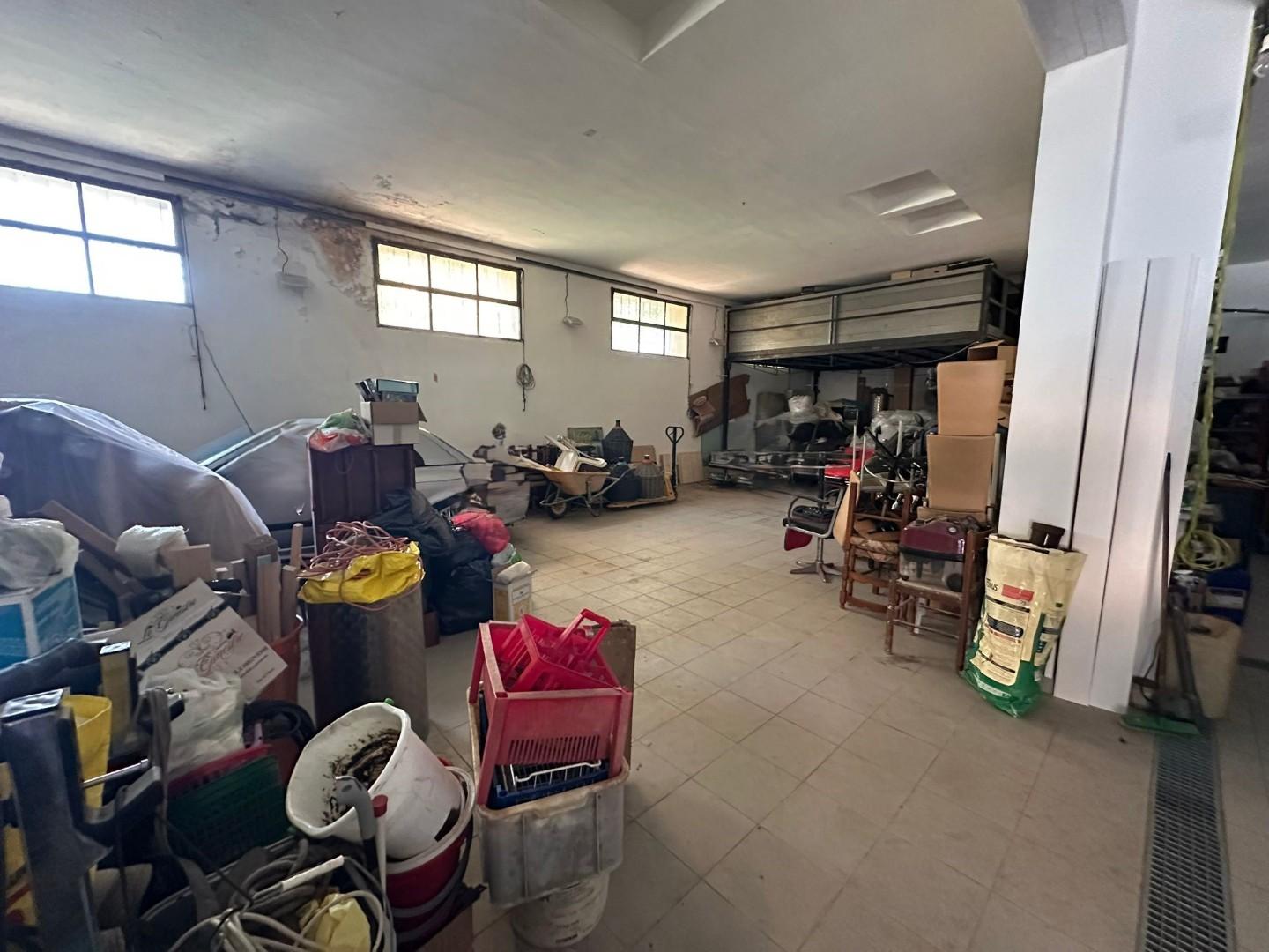 Capannone in vendita a Cascina