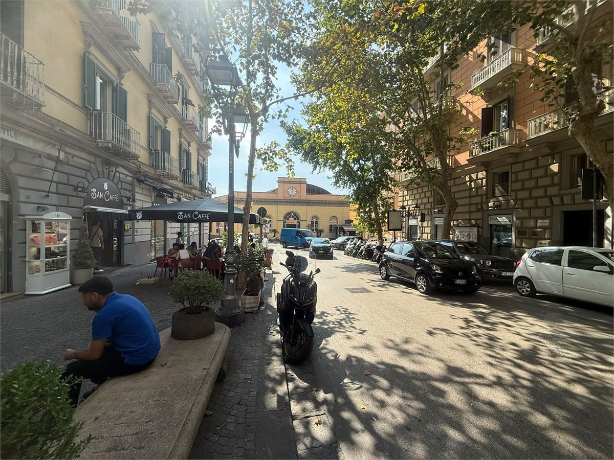 Locale commerciale in affitto, Napoli vomero