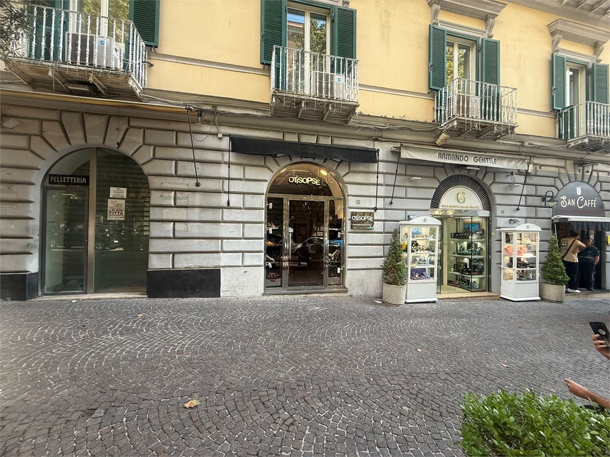 Locale commerciale in affitto, Napoli vomero
