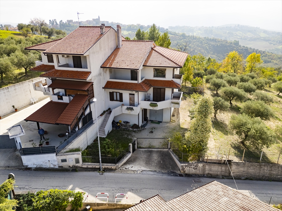 Villa con giardino in via croci, Casalincontrada